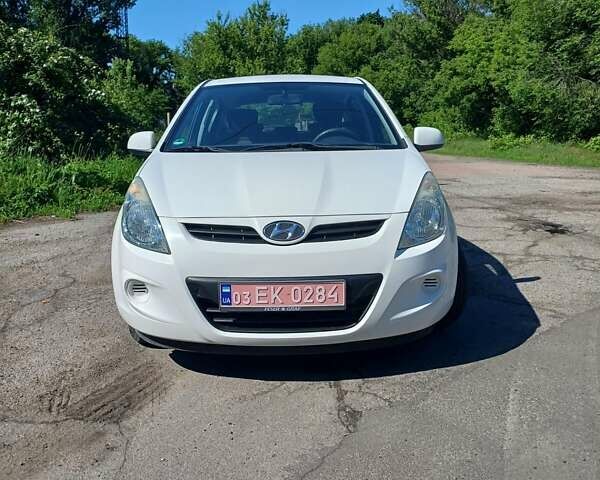 Білий Хендай і20, об'ємом двигуна 1.2 л та пробігом 147 тис. км за 5600 $, фото 1 на Automoto.ua