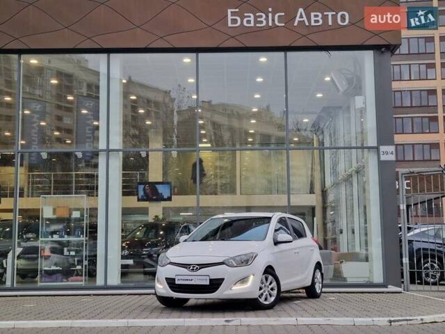 Белый Хендай и20, объемом двигателя 1.4 л и пробегом 128 тыс. км за 7900 $, фото 1 на Automoto.ua