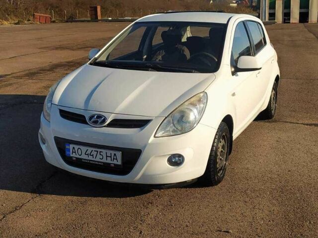 Белый Хендай и20, объемом двигателя 1.2 л и пробегом 250 тыс. км за 4300 $, фото 1 на Automoto.ua
