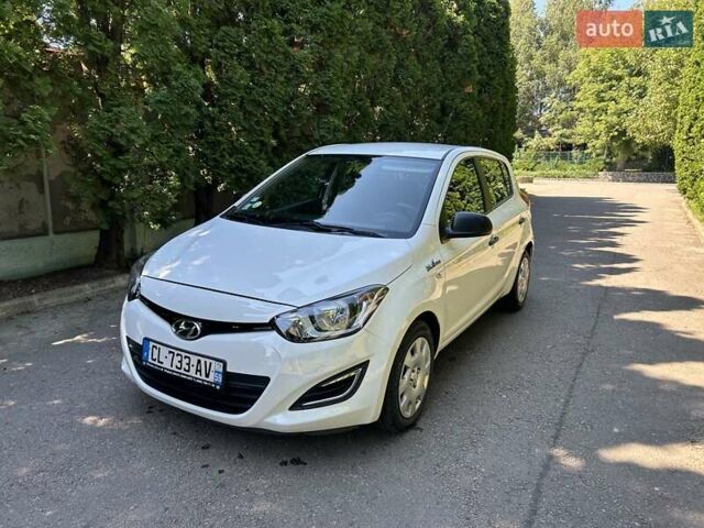 Белый Хендай и20, объемом двигателя 1.1 л и пробегом 115 тыс. км за 5400 $, фото 1 на Automoto.ua