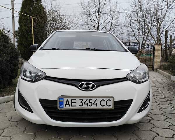 Белый Хендай и20, объемом двигателя 1.1 л и пробегом 195 тыс. км за 5700 $, фото 1 на Automoto.ua