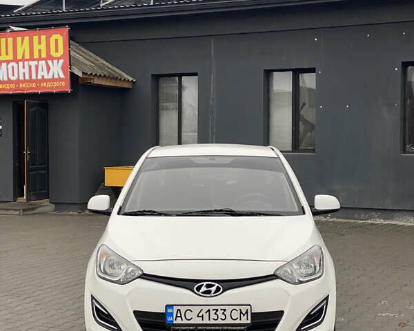 Білий Хендай і20, об'ємом двигуна 1.12 л та пробігом 260 тис. км за 5900 $, фото 1 на Automoto.ua