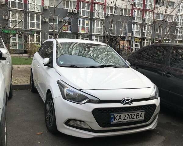 Белый Хендай и20, объемом двигателя 1.1 л и пробегом 120 тыс. км за 8400 $, фото 1 на Automoto.ua