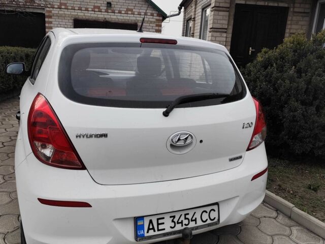 Белый Хендай и20, объемом двигателя 1.1 л и пробегом 195 тыс. км за 5700 $, фото 1 на Automoto.ua