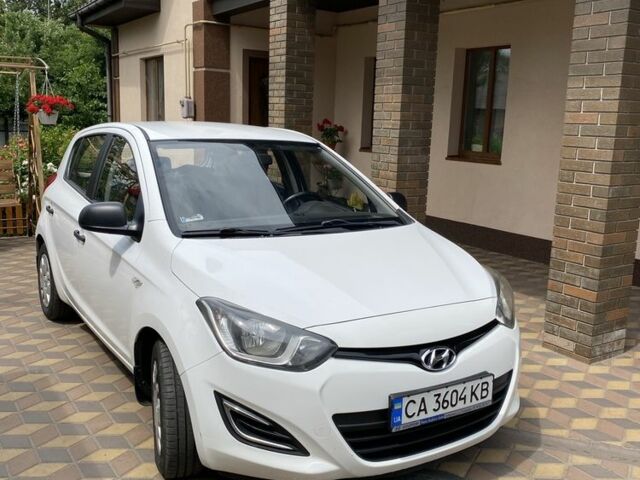Белый Хендай и20, объемом двигателя 1.2 л и пробегом 200 тыс. км за 6100 $, фото 1 на Automoto.ua