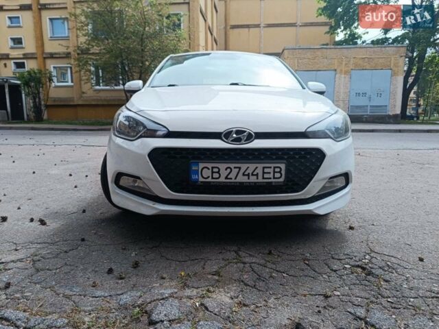 Белый Хендай и20, объемом двигателя 1.1 л и пробегом 242 тыс. км за 7150 $, фото 1 на Automoto.ua