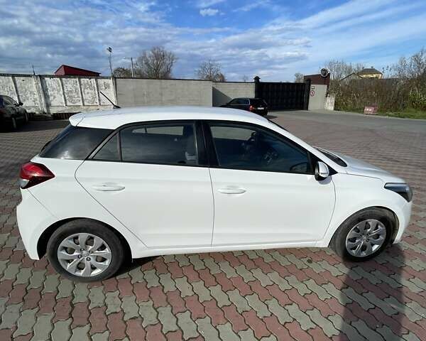 Белый Хендай и20, объемом двигателя 1.12 л и пробегом 237 тыс. км за 7700 $, фото 1 на Automoto.ua