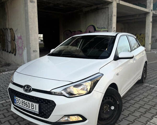 Белый Хендай и20, объемом двигателя 1.37 л и пробегом 76 тыс. км за 9000 $, фото 1 на Automoto.ua