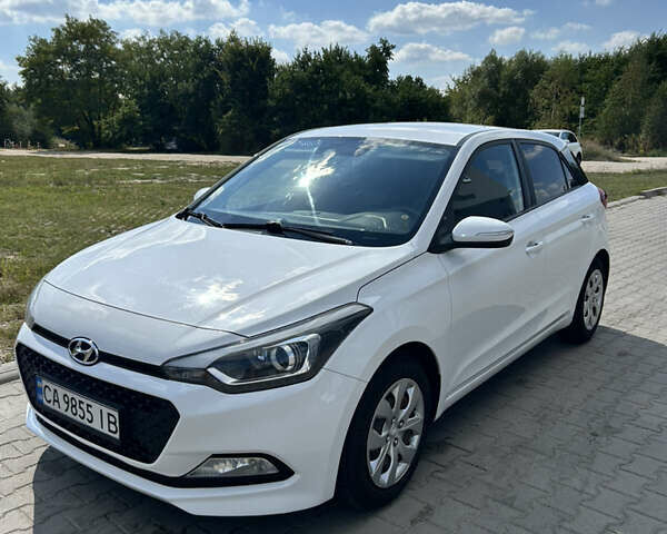 Белый Хендай и20, объемом двигателя 1.1 л и пробегом 241 тыс. км за 7500 $, фото 1 на Automoto.ua