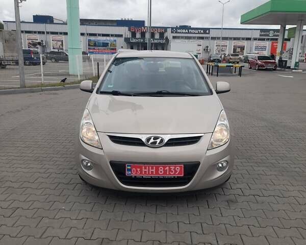 Бежевий Хендай і20, об'ємом двигуна 1.4 л та пробігом 103 тис. км за 8300 $, фото 1 на Automoto.ua