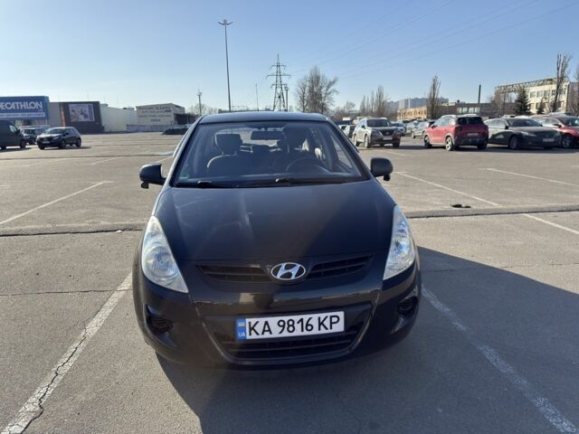 Черный Хендай и20, объемом двигателя 1.2 л и пробегом 200 тыс. км за 5300 $, фото 1 на Automoto.ua