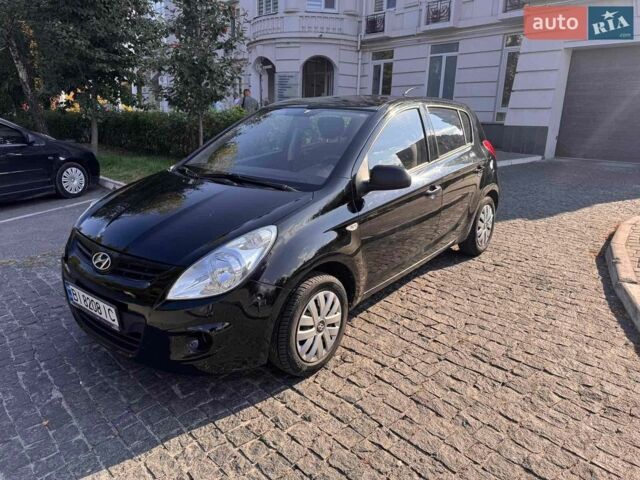 Черный Хендай и20, объемом двигателя 1.25 л и пробегом 185 тыс. км за 4200 $, фото 1 на Automoto.ua