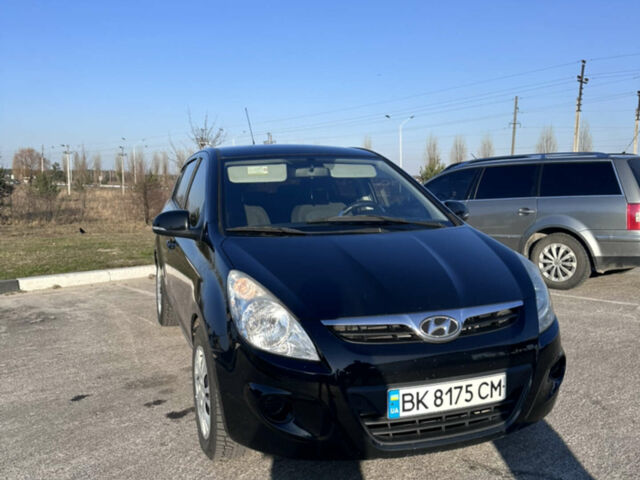 Черный Хендай и20, объемом двигателя 1.4 л и пробегом 150 тыс. км за 6300 $, фото 1 на Automoto.ua