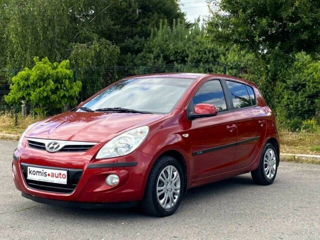 Красный Хендай и20, объемом двигателя 1.2 л и пробегом 155 тыс. км за 4499 $, фото 1 на Automoto.ua