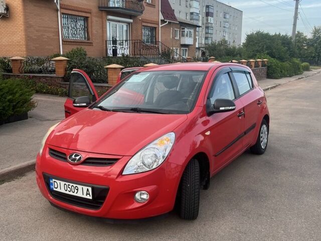 Красный Хендай и20, объемом двигателя 1.2 л и пробегом 235 тыс. км за 3900 $, фото 1 на Automoto.ua