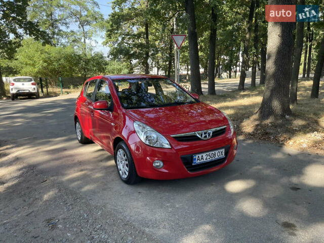 Красный Хендай и20, объемом двигателя 1.4 л и пробегом 157 тыс. км за 7500 $, фото 1 на Automoto.ua
