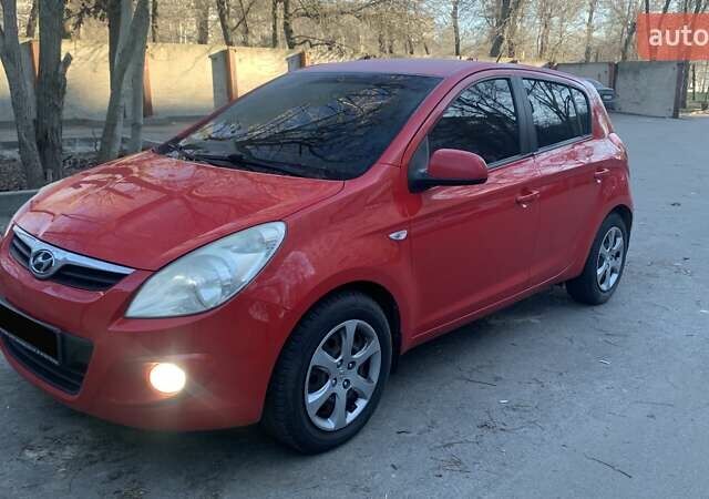 Красный Хендай и20, объемом двигателя 1.4 л и пробегом 256 тыс. км за 7000 $, фото 1 на Automoto.ua