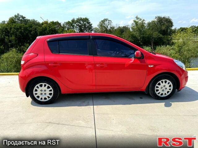 Красный Хендай и20, объемом двигателя 1.4 л и пробегом 117 тыс. км за 7000 $, фото 1 на Automoto.ua