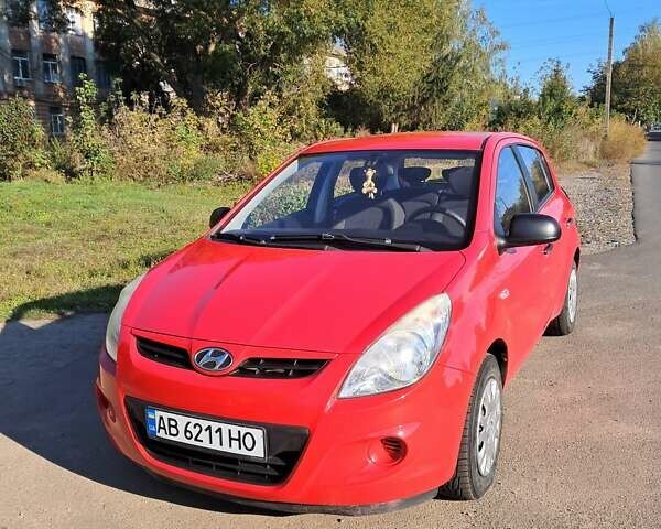 Красный Хендай и20, объемом двигателя 1.2 л и пробегом 177 тыс. км за 4800 $, фото 1 на Automoto.ua