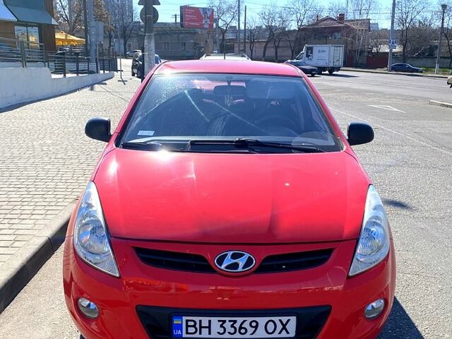 Красный Хендай и20, объемом двигателя 1.2 л и пробегом 200 тыс. км за 6000 $, фото 1 на Automoto.ua