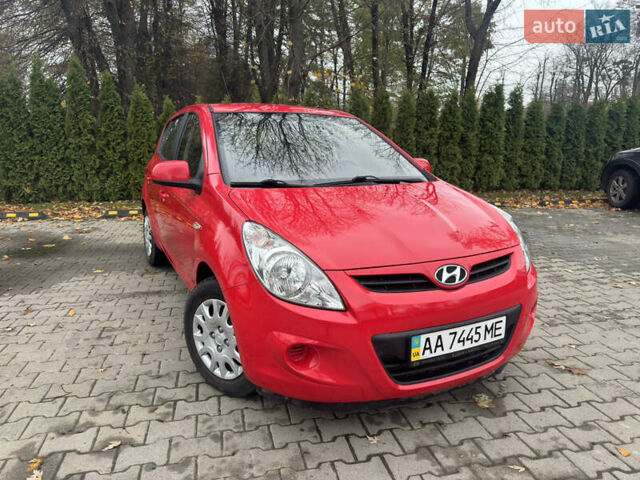 Красный Хендай и20, объемом двигателя 1.4 л и пробегом 80 тыс. км за 8300 $, фото 1 на Automoto.ua