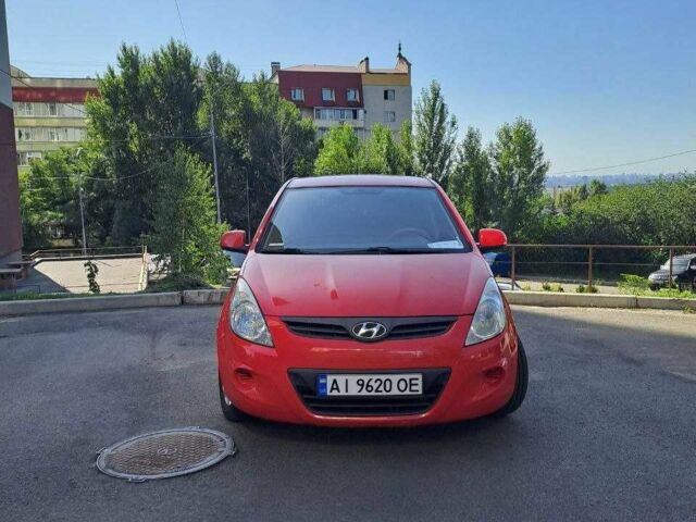 Красный Хендай и20, объемом двигателя 1.4 л и пробегом 186 тыс. км за 7000 $, фото 1 на Automoto.ua