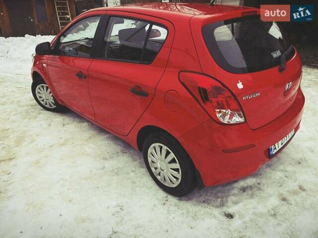 Красный Хендай и20, объемом двигателя 1.25 л и пробегом 168 тыс. км за 5000 $, фото 1 на Automoto.ua