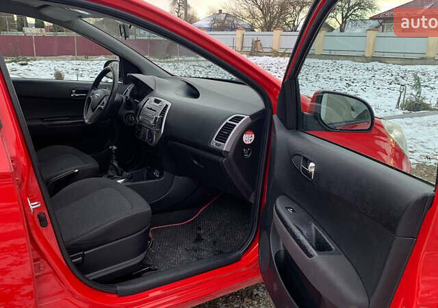 Красный Хендай и20, объемом двигателя 1.25 л и пробегом 172 тыс. км за 6000 $, фото 1 на Automoto.ua