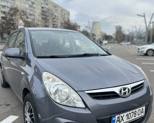 Серый Хендай и20, объемом двигателя 1.25 л и пробегом 215 тыс. км за 4500 $, фото 1 на Automoto.ua