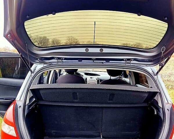 Серый Хендай и20, объемом двигателя 1.2 л и пробегом 181 тыс. км за 5600 $, фото 1 на Automoto.ua