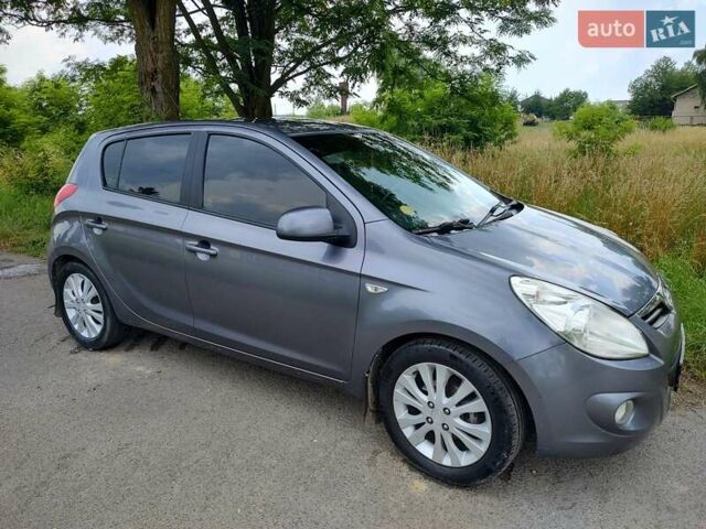 Серый Хендай и20, объемом двигателя 1.58 л и пробегом 180 тыс. км за 5800 $, фото 1 на Automoto.ua