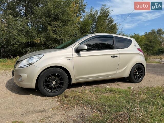 Серый Хендай и20, объемом двигателя 1.25 л и пробегом 196 тыс. км за 5500 $, фото 1 на Automoto.ua