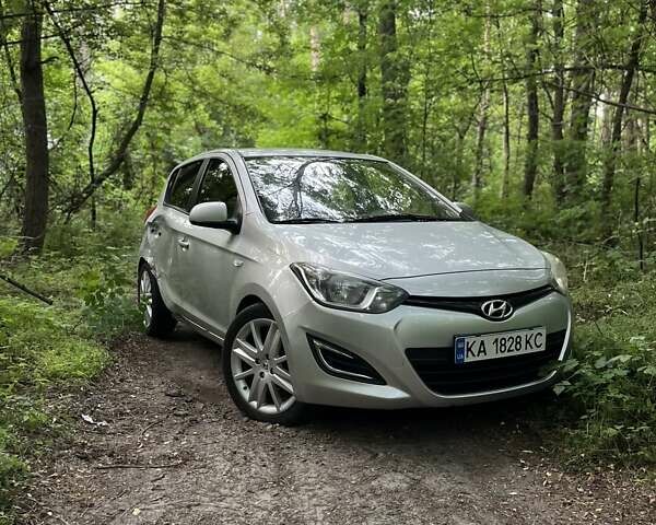 Сірий Хендай і20, об'ємом двигуна 1.25 л та пробігом 313 тис. км за 3300 $, фото 1 на Automoto.ua