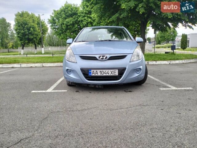 Серый Хендай и20, объемом двигателя 1.25 л и пробегом 220 тыс. км за 5000 $, фото 1 на Automoto.ua