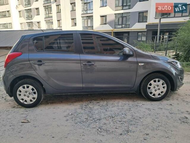 Серый Хендай и20, объемом двигателя 1.25 л и пробегом 31 тыс. км за 9000 $, фото 1 на Automoto.ua