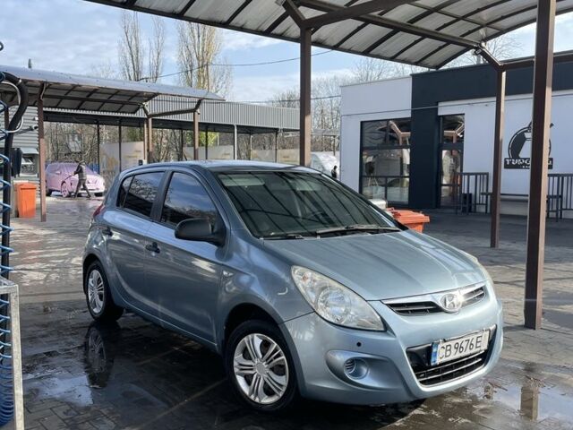 Синий Хендай и20, объемом двигателя 1.2 л и пробегом 195 тыс. км за 4000 $, фото 1 на Automoto.ua