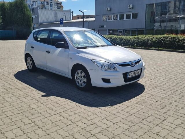 Белый Хендай i30, объемом двигателя 1.4 л и пробегом 264 тыс. км за 4950 $, фото 1 на Automoto.ua