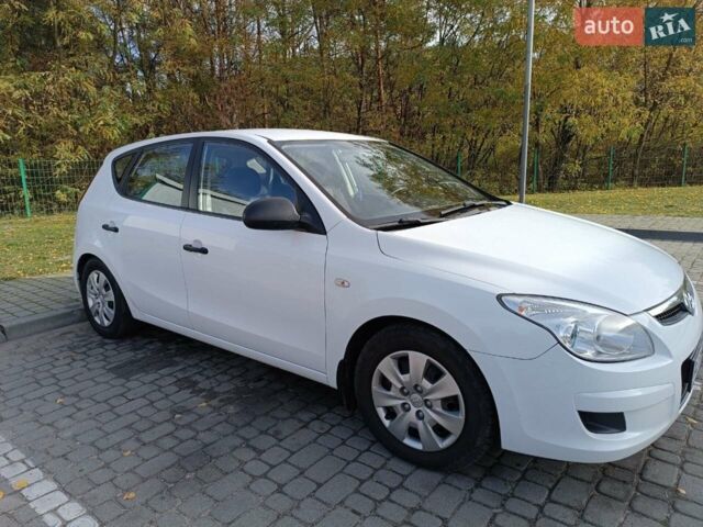 Білий Хендай i30, об'ємом двигуна 1.6 л та пробігом 245 тис. км за 5800 $, фото 1 на Automoto.ua