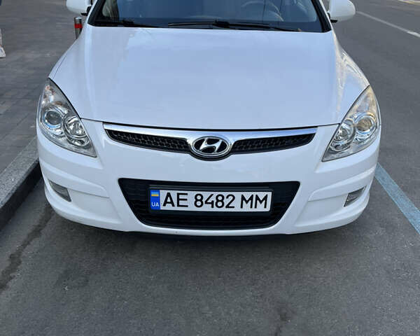 Белый Хендай i30, объемом двигателя 1.59 л и пробегом 230 тыс. км за 6200 $, фото 1 на Automoto.ua