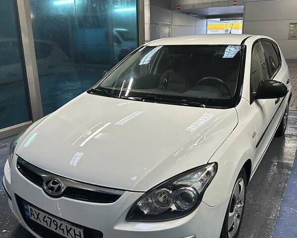 Белый Хендай i30, объемом двигателя 1.4 л и пробегом 193 тыс. км за 6000 $, фото 1 на Automoto.ua