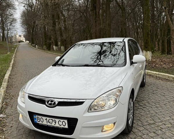 Белый Хендай i30, объемом двигателя 1.6 л и пробегом 212 тыс. км за 5400 $, фото 1 на Automoto.ua
