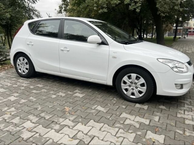 Белый Хендай i30, объемом двигателя 1.6 л и пробегом 210 тыс. км за 5999 $, фото 1 на Automoto.ua