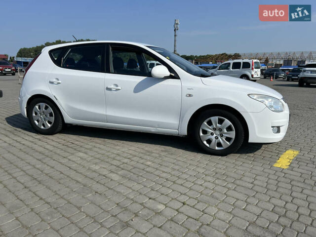 Белый Хендай i30, объемом двигателя 1.58 л и пробегом 205 тыс. км за 5700 $, фото 1 на Automoto.ua