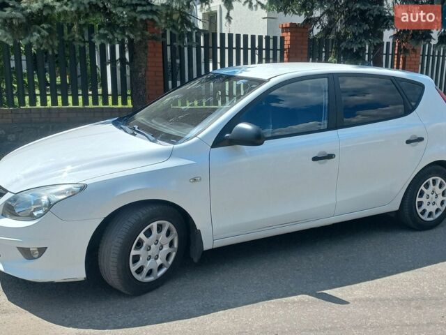Белый Хендай i30, объемом двигателя 1.4 л и пробегом 235 тыс. км за 5700 $, фото 1 на Automoto.ua