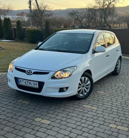 Белый Хендай i30, объемом двигателя 1.4 л и пробегом 202 тыс. км за 5499 $, фото 1 на Automoto.ua
