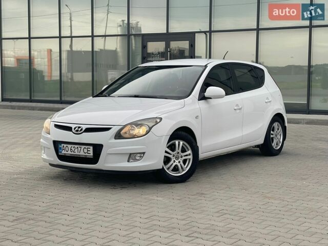 Белый Хендай i30, объемом двигателя 1.4 л и пробегом 183 тыс. км за 5300 $, фото 1 на Automoto.ua