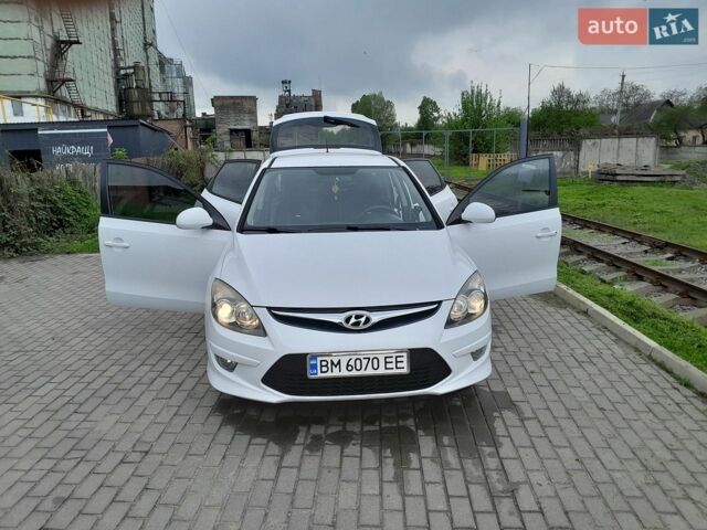 Белый Хендай i30, объемом двигателя 1.58 л и пробегом 256 тыс. км за 5300 $, фото 1 на Automoto.ua