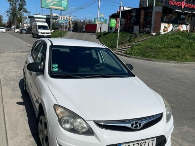 Белый Хендай i30, объемом двигателя 1.4 л и пробегом 236 тыс. км за 5499 $, фото 1 на Automoto.ua