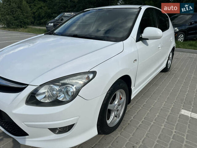 Білий Хендай i30, об'ємом двигуна 1.59 л та пробігом 202 тис. км за 6900 $, фото 1 на Automoto.ua