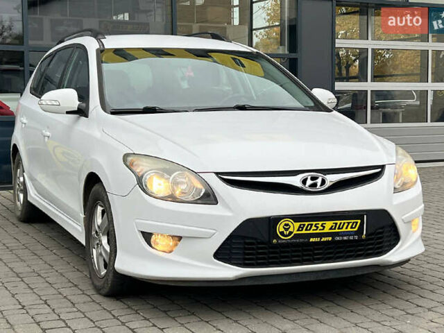 Белый Хендай i30, объемом двигателя 1.58 л и пробегом 250 тыс. км за 5700 $, фото 1 на Automoto.ua